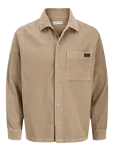 Sobrecamisa de manga larga confeccionada en pana, con cuello camisero, cierre frontal de botones, puños abotonados y un bolsillo en el pecho con etiqueta de marca. Presenta un corte relajado y textura acanalada.