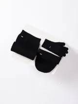 Set de accesorios de invierno en color beige melange, compuesto por un gorro tipo beanie de punto acanalado, un par de guantes de punto y una bufanda de punto con terminación acanalada.
