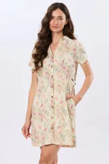 Vestido corto de lino estampado con diseño floral en tonos pasteles, de manga corta, con cuello camisero y cierre frontal de botones.