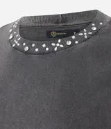 Remera de algodón con efecto de lavado desgastado, cuello redondo acanalado con aplicación de brillos y manga corta.