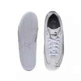 Championes Puma modelo Speedcat LTH, de diseño inspirado en el automovilismo. Presentan una base de cuero blanco con detalles en color dorado en los laterales y el logo de la marca. Cuentan con una suela de goma negra de perfil bajo y diseño envolvente en el talón.