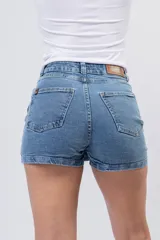 Short pollera de denim en lavado azul medio clásico, con diseño de mini falda en el frente y short incorporado.