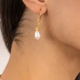 Aros colgantes de plata 925 bañada en oro de 18k con perlas barrocas.
