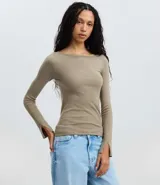 Suéter de punto fino en color beige, con ajuste al cuerpo, escote canoa y mangas largas con aberturas en los puños.