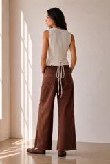 Jeans modelo Rul de corte wide leg en color bordó con efecto gastado, tiro alto y terminación desmechada en el bajo.
