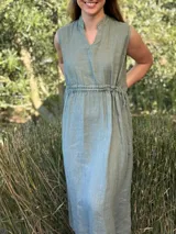 Vestido marrón de lino, corte midi, sin mangas, con cuello mao y cintura elastizada.