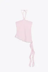 Top negro de cuello halter con lazada, escote recto y hombros descubiertos. Presenta un volante asimétrico en el lateral.