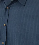 Camisa de manga larga color verde militar, confeccionada en algodón con textura maquinetada, cuello inglés y abotonado delantero. Corte comfort.