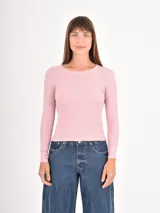 Remera de manga larga confeccionada en tejido acanalado, con cuello redondo y ajuste al cuerpo.