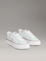 Zapatillas de plataforma Calvin Klein en tono celeste y blanco, con detalles en gamuza y el monograma de la marca en relieve en el lateral, la lengüeta y el talón.