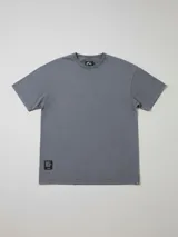 Remera gris de manga corta con cuello redondo y logo de la marca Rusty bordado en el pecho.