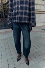 Botín de piel en color bordó con estilo campero. Presenta pespuntes decorativos en la parte frontal y trasera, cierre mediante cremallera lateral y acabado en punta con tacón alto.