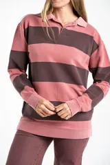 Sweater tipo polo de manga larga con diseño de rayas horizontales en tonos rosa y gris oscuro. Presenta cuello clásico y puños acanalados, confeccionado en algodón peinado.