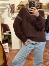 Sweater tejido de mohair color naranja con bordados en cuello y puños.