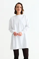 Vestido de algodón de corte recto y holgado, con cuello redondo y mangas largas con puños acanalados.