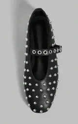 Balerinas color borgoña con apliques de strass plateados, tira sobre el empeine con hebilla plateada y punta redondeada.