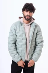 Campera puffer negra con diseño termosellado, cuello alto y cierre frontal completo. Confeccionada en nylon, ofrece ligereza y protección.