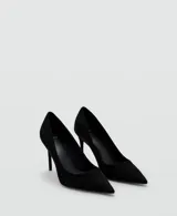 Zapato de tacón alto estilo salón, color negro, con punta fina.