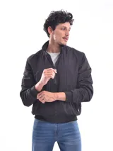 Campera bomber negra con cierre frontal y bolsillos laterales con cierre.