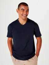 Camiseta de manga corta azul marino con cuello en V y logo bordado en el pecho.