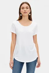 Remera de manga corta color blanco con cuello redondo y dobladillo redondeado.