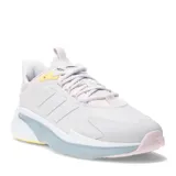 Championes deportivos Adidas AlfaEdge para mujer, con diseño en tonos claros que combina blanco, gris, detalles en rosa pastel y toques de amarillo. Presentan una estructura de malla transpirable, refuerzos sintéticos y una suela con tecnología de amortiguación en color celeste.