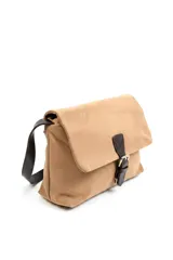 Cartera de gamuza y cuero sintético negro, con solapa frontal, tira ajustable para el hombro y detalle de hebilla metálica dorada en el cierre.