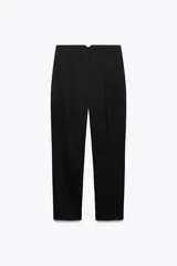 Pantalón de tiro alto con costuras marcadas en el frente y la espalda, bolsillos delanteros de vivo y cierre frontal con cremallera, botón interior y gancho metálico.