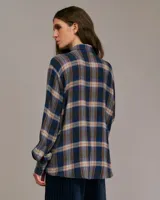 Camisa a cuadros azul, beige y marrón con cuello clásico, mangas largas y volantes en el frente.