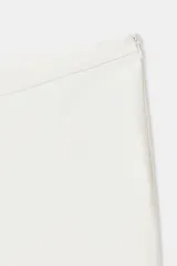 Falda pantalón de tiro bajo en color negro. Presenta falsos bolsillos de vivo en la parte delantera y cierre lateral con cremallera oculta en la costura.