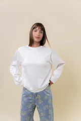 Buzo de manga larga color verde claro, con cuello redondo y calce relajado.