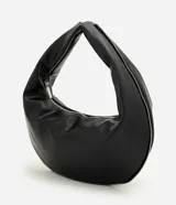 Bolso tipo baguette de tamaño mediano con diseño curvo y estructura flexible. Confeccionado en poliuretano con acabado que imita el cuero, cuenta con asa integrada reforzada y cierre superior metálico aparente.