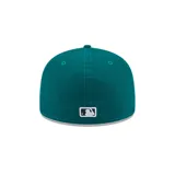 Gorra New Era 59FIFTY New York Yankees League Essential, color verde con logo de los Yankees bordado en blanco en el frente y logo de la MLB en la parte trasera. Tiene corona estructurada y diseño ajustado por tallas.