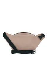 Riñonera negra de la marca JanSport, modelo Fifth Avenue, con parche frontal de la marca y cierres metálicos.