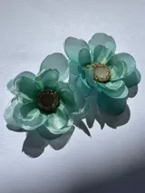 Caravanas de flor de tela color azul celeste, con centro de resina blanca y strass.