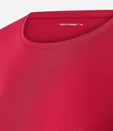 Remera deportiva de manga corta y cuello redondo, confeccionada en poliamida con elastano, de color rosado y diseño liso.