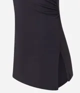 Blusa roja ajustada de manga larga, confeccionada en tejido rib, con cuello redondo y diseño largo con fruncidos laterales y aberturas en los costados.