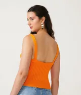 Blusa musculosa estilo cropped de Blue Steel, confeccionada en tejido de viscosa con textura acanalada. Presenta escote en V y tirantes medios elásticos.