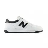 Championes urbanos New Balance modelo BB 480 LBA, color blanco con detalles en negro, confeccionados en cuero sintético, con logo "N" característico en los laterales.