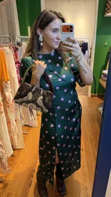 Vestido largo verde con lunares rosados, de seda combinada y mangas cortas fruncidas. Presenta dos tajos frontales. Estampa by Coppelia.