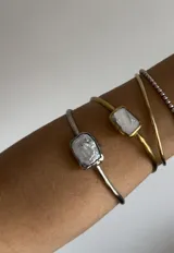 Pulsera rígida de bronce con perla de río irregular.