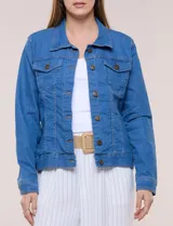 Campera de jean blanca de corte clásico, con cuello solapa, cierre frontal de botones metálicos y bolsillos aplicados con solapa en el pecho.
