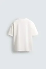 Camiseta de corte relajado confeccionada en algodón con acabado mercerizado, cuello redondo en rib y manga corta.