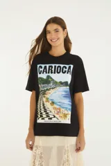 Remera negra de algodón con cuello redondo, mangas cortas y estampa frontal de paisaje playero con la inscripción "Carioca".