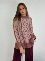 Sweater de lana con diseño de rombos en relieve, cuello redondo y puños acanalados en color gris y azul.