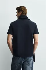 Camiseta de corte regular, cuello redondo y manga corta, confeccionada en tejido de peso medio.