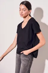 Remera de algodón color mostaza, de manga corta y escote en V con detalle metalizado.