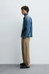 Pantalón chino de corte recto confeccionado en tejido ligero de algodón con estructura canvas. Presenta bolsillos frontales, bolsillos traseros de vivo y cierre frontal con cremallera y botón.