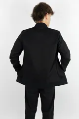 Campera bomber negra de gabardina con cierre frontal, cuello, puños y ruedo acanalados. Tiene bolsillos laterales y logo bordado en el pecho.