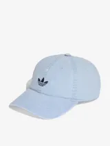 Gorra de béisbol Adidas con efecto lavado, confeccionada en sarga de algodón color celeste. Presenta el logo del trébol bordado en el frente y cierre ajustable con anillos en D en la parte posterior.